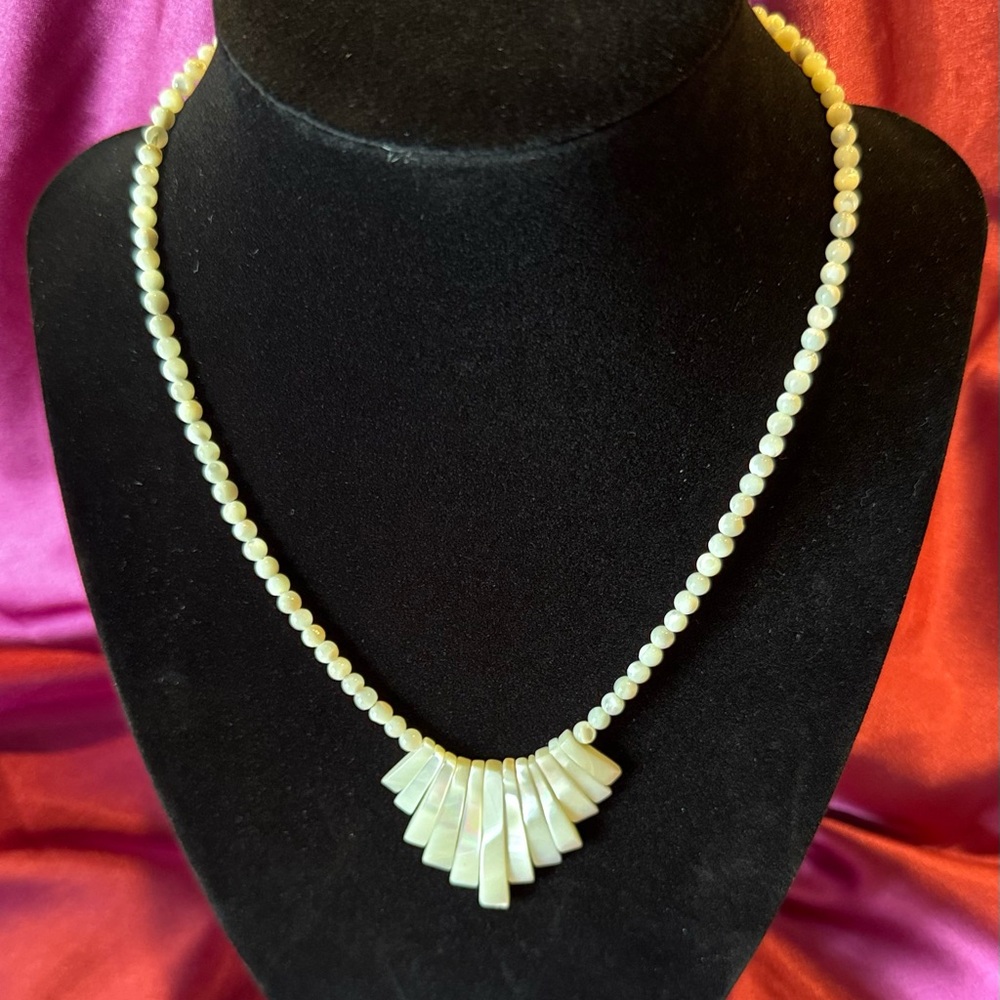 Elegant Vintage Mother of Pearl Beaded 16” Necklace